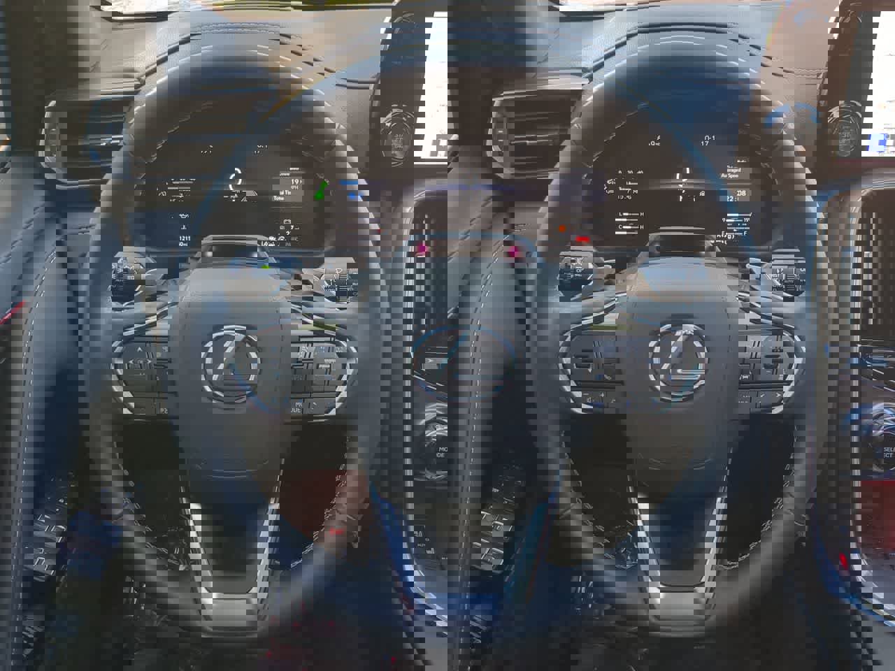 Used 2025 Lexus LX 600 4WD w/ Premium Package image 25