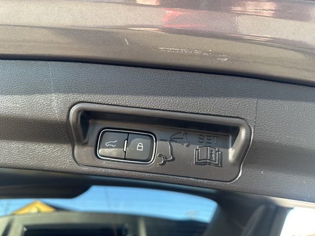 Used 2022 Ford Explorer XLT w/ Equipment Group 202A image 10