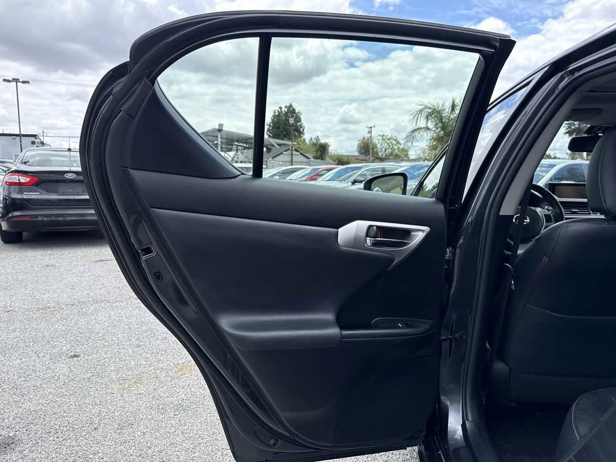 Used 2011 Lexus CT 200h Premium w/ Leather Pkg FWD image 10