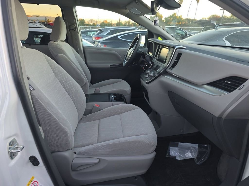 Used 2019 Toyota Sienna LE image 3
