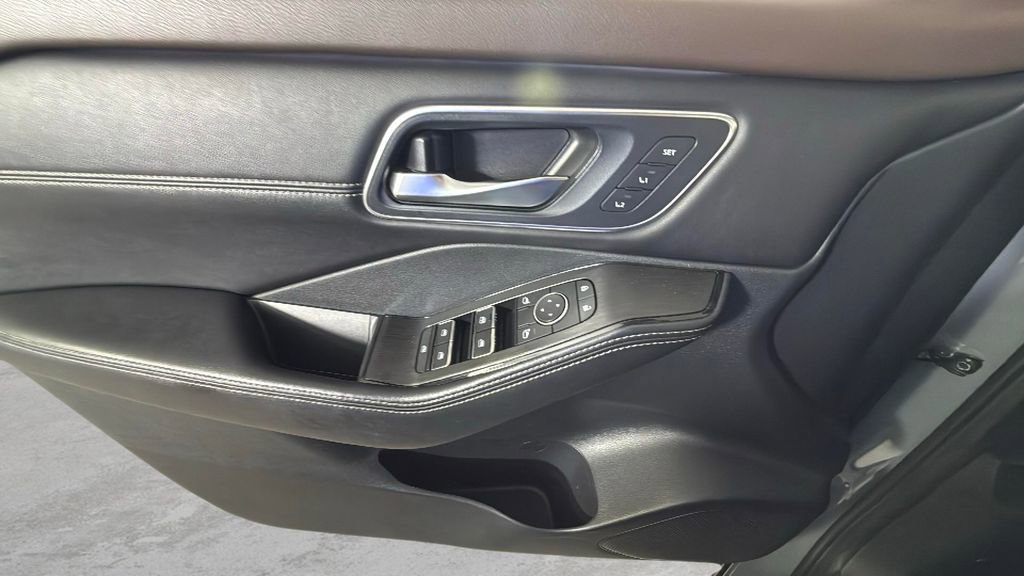 Used 2022 Nissan Rogue Platinum w/ Head-Up Display Package image 24