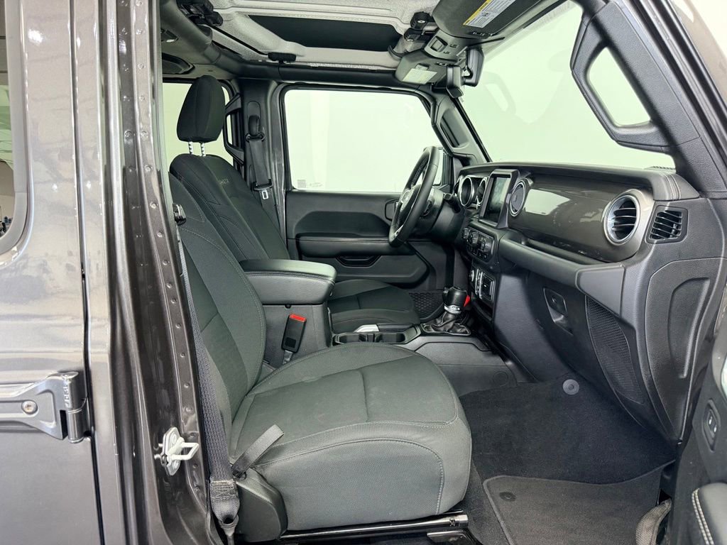 Used 2018 Jeep Wrangler Unlimited Sahara AWD/4WD image 9