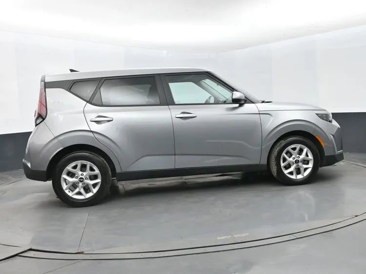 Used 2025 Kia Soul LX w/ LX Technology Package FWD image 4