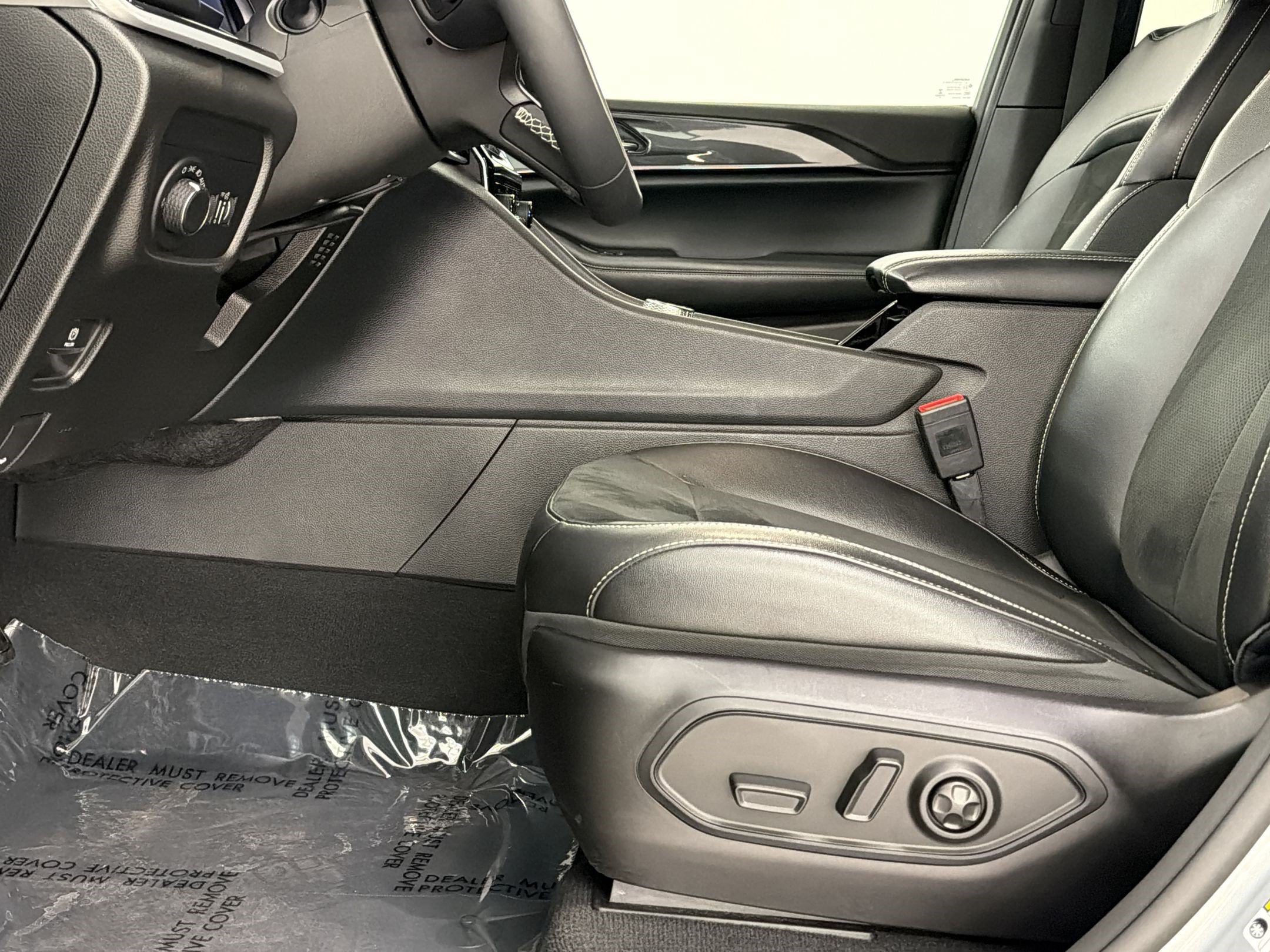 Used 2023 Jeep Grand Cherokee Altitude AWD/4WD image 5