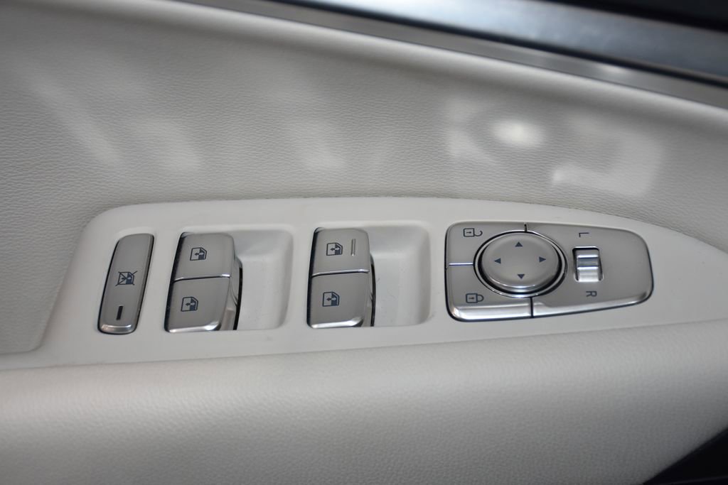 Used 2025 Genesis G70 2.5T image 18