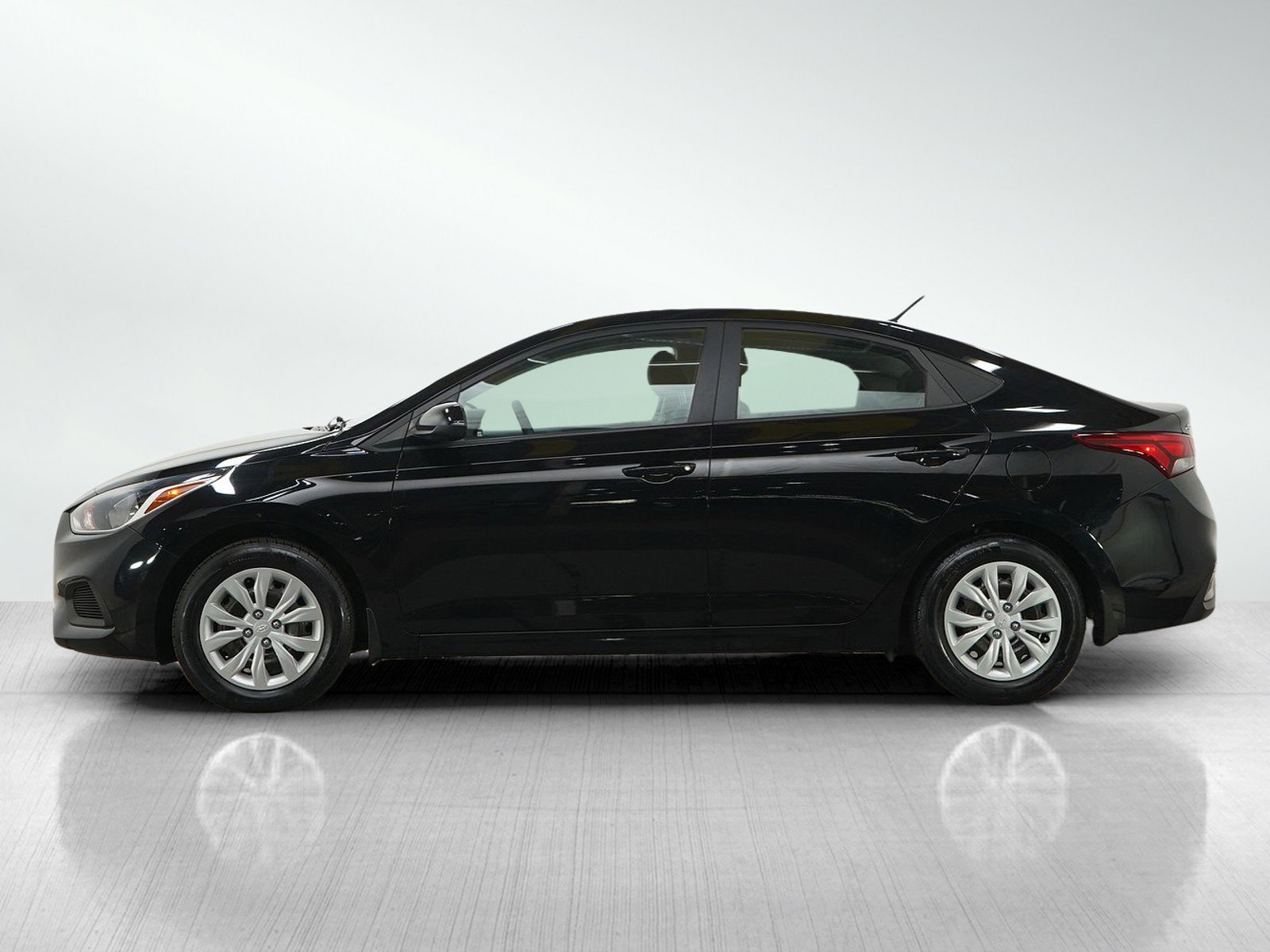 Used 2019 Hyundai Accent SE FWD image 2