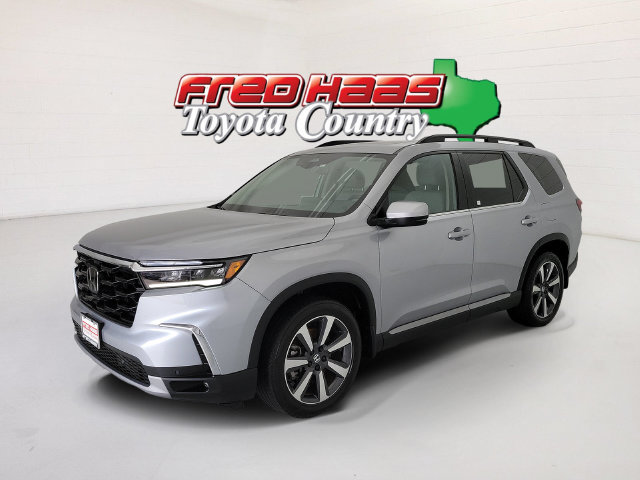 Used 2024 Honda Pilot Touring image 1
