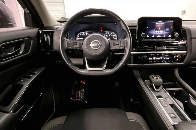 Used 2025 Nissan Pathfinder SV FWD image 6
