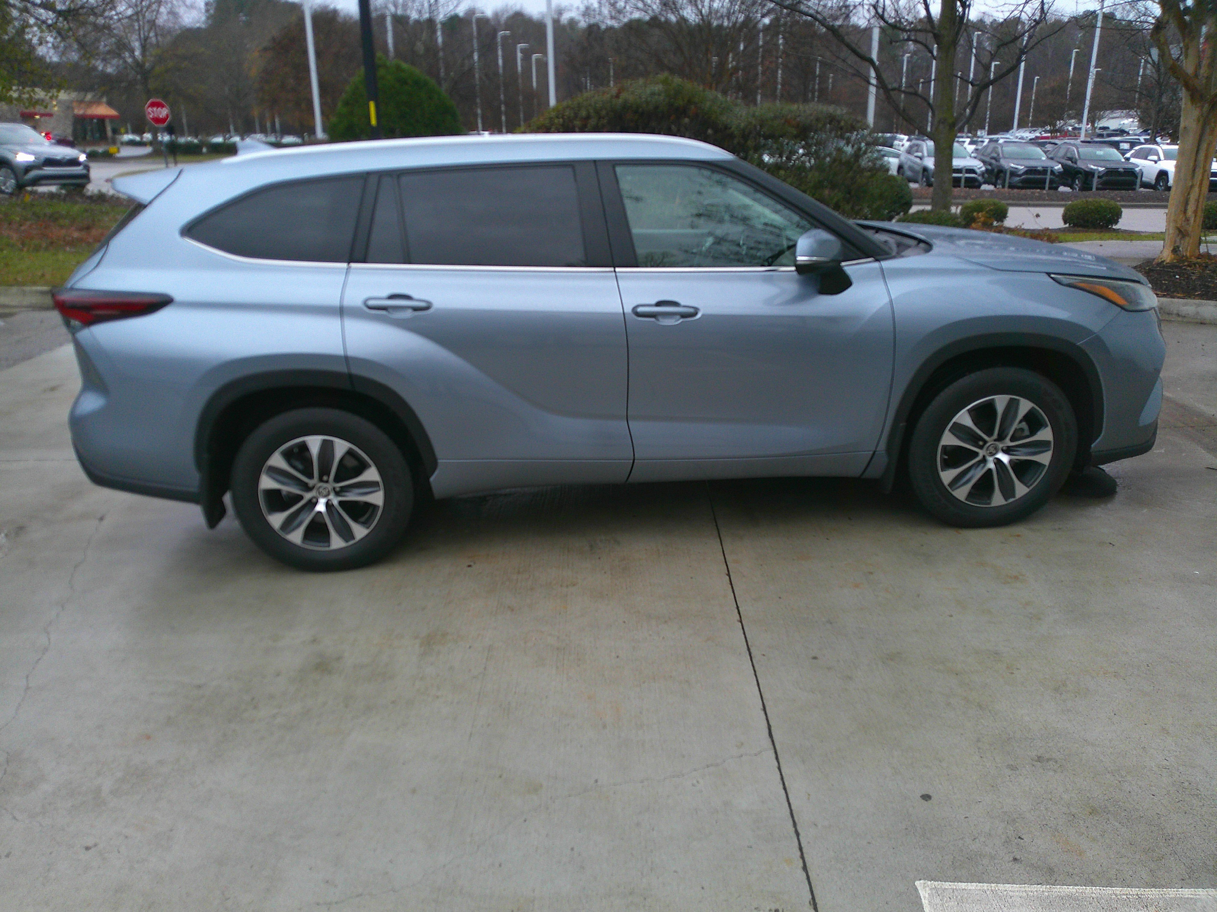 Used 2024 Toyota Highlander XLE image 14