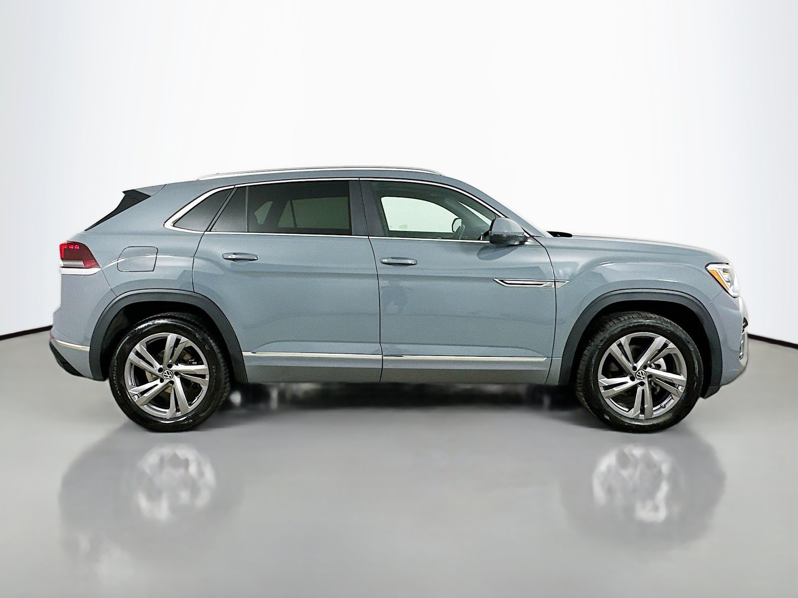Used 2024 Volkswagen Atlas Cross Sport SEL R-Line AWD/4WD image 4