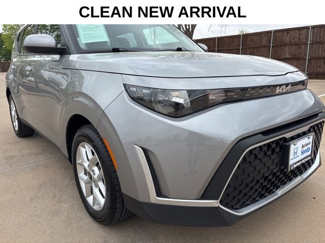 Used 2025 Kia Soul LX w/ LX Technology Package FWD image 2