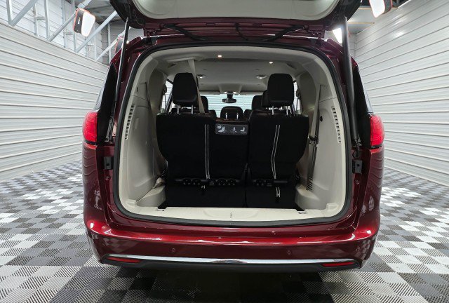 Used 2017 Chrysler Pacifica Touring-L FWD image 11
