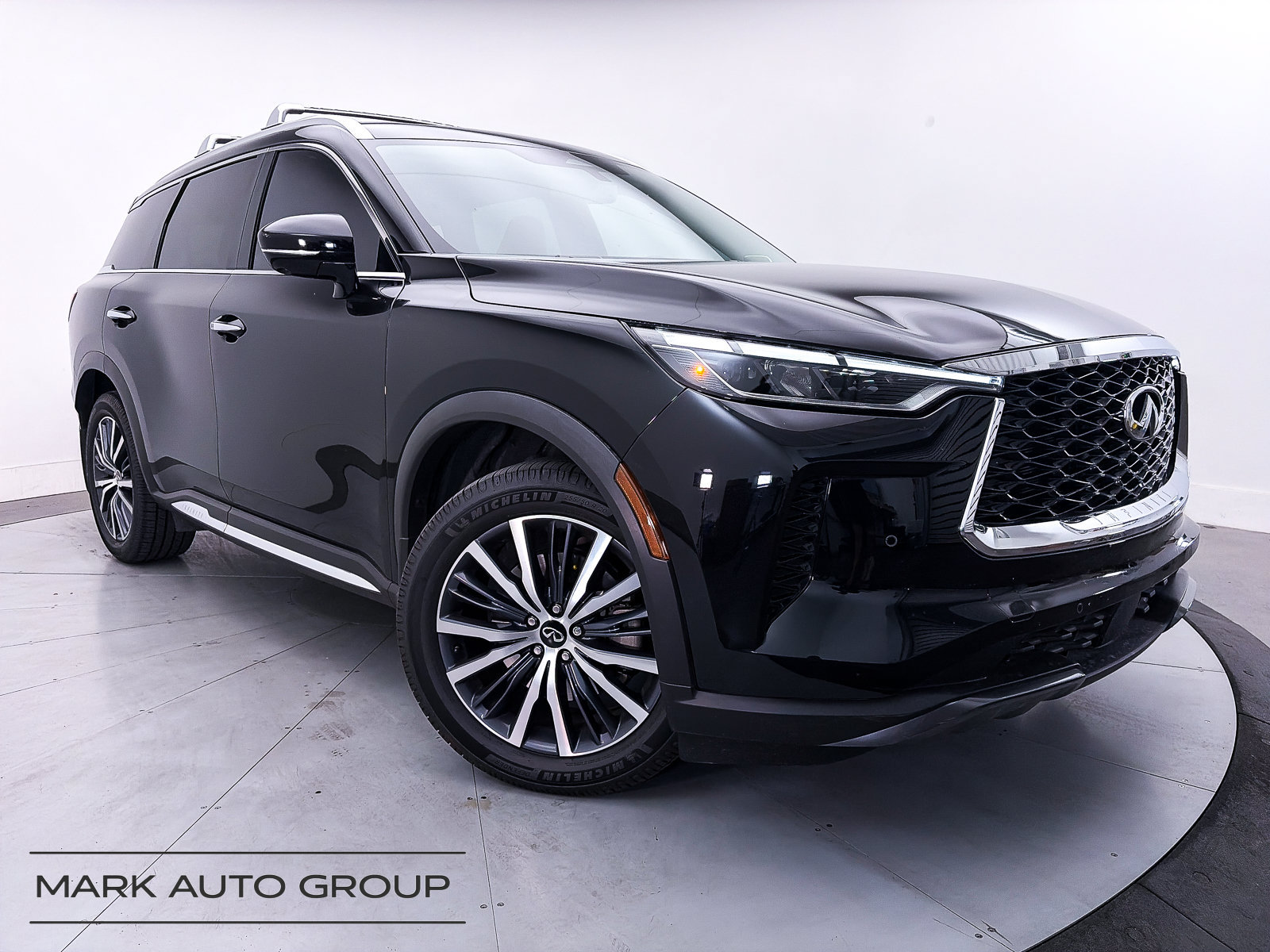 Used 2023 INFINITI QX60 Sensory w/ Vision Package AWD/4WD image 2