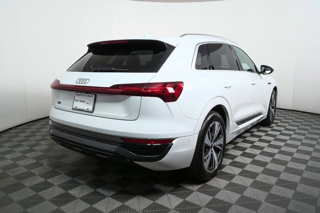 Used 2024 Audi Q8 e-tron Premium Plus image 3