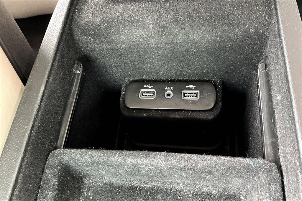 Used 2018 Chrysler 300 Limited image 30