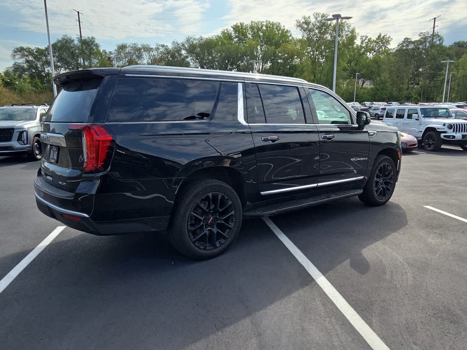 Used 2022 GMC Yukon XL SLT w/ SLT Premium Package AWD/4WD image 3