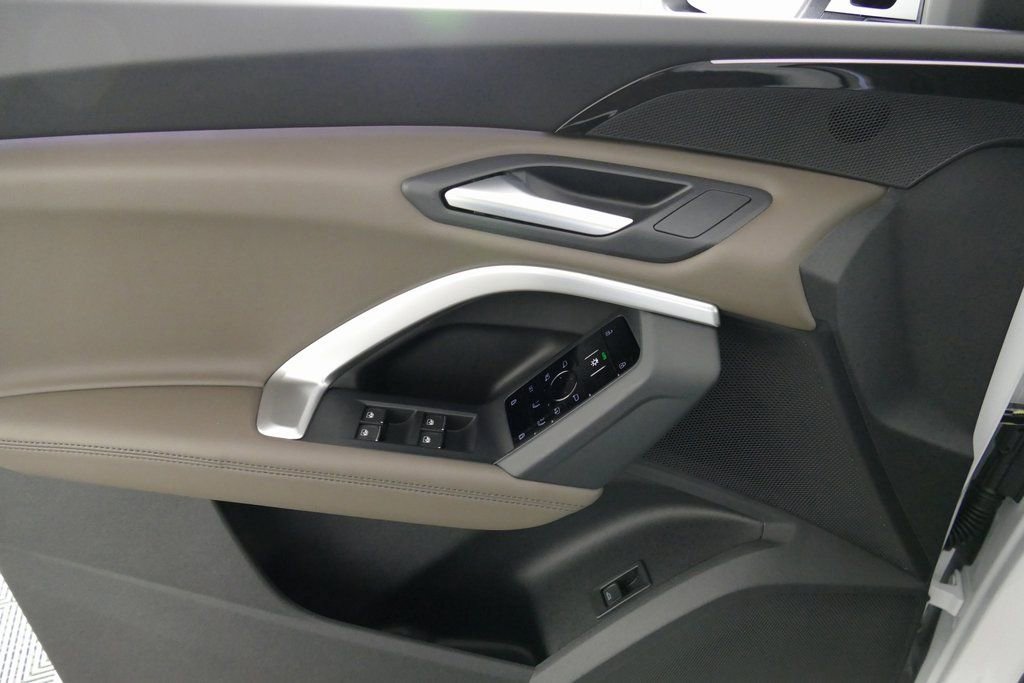 Used 2025 Audi Q5 Premium w/ Convenience Package image 10