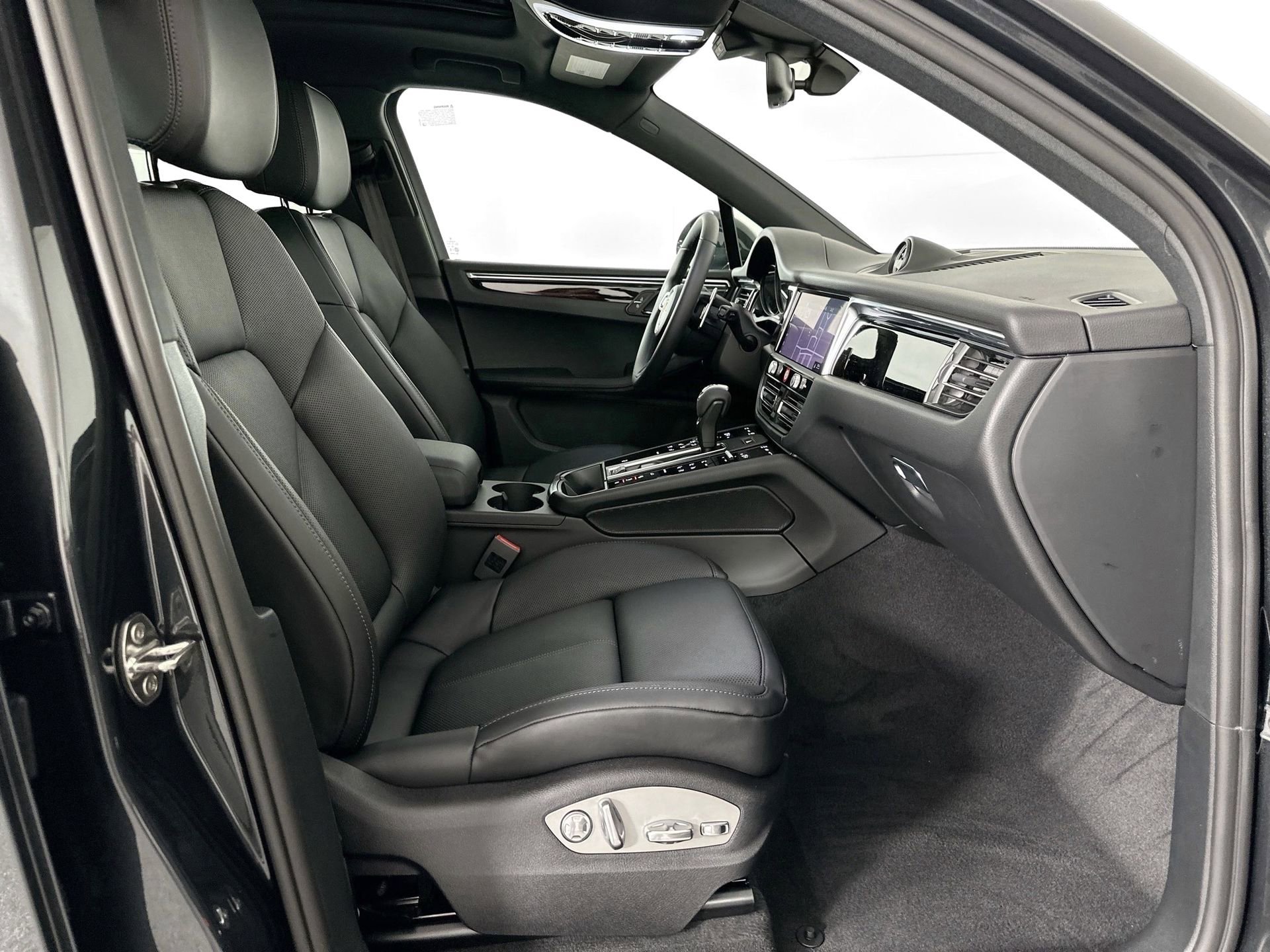 Certified 2025 Porsche Macan image 28