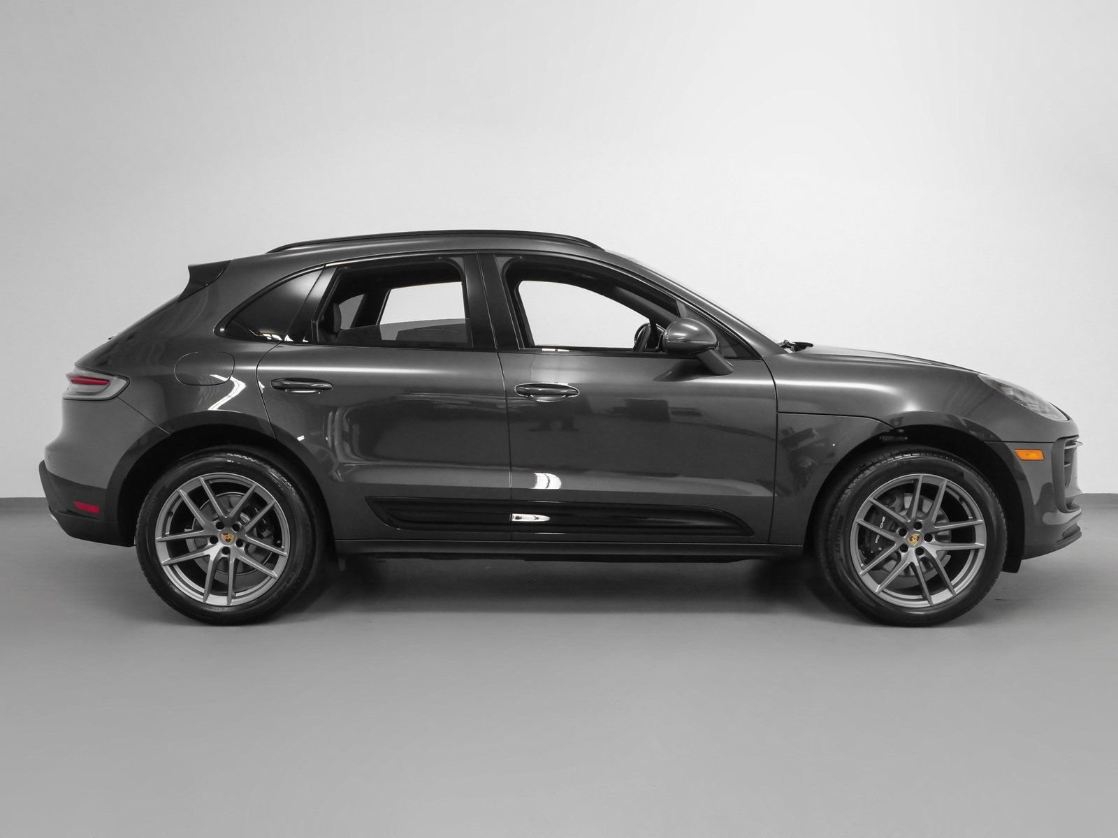 Certified 2025 Porsche Macan AWD/4WD image 11