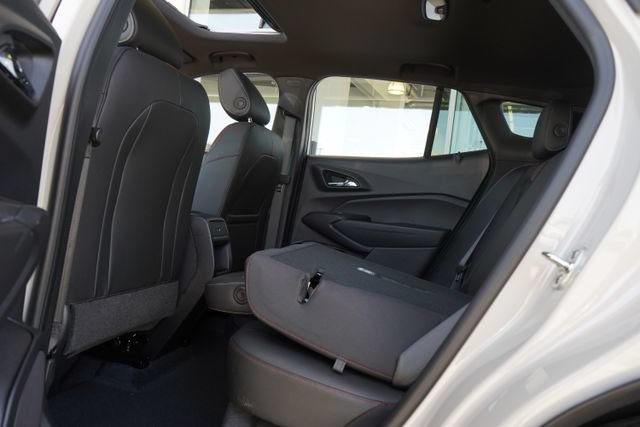 Used 2026 Chevrolet Trax RS w/ Sunroof Package FWD image 29