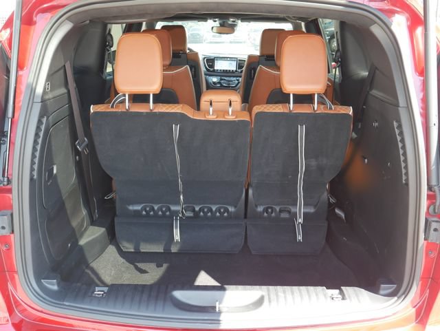 Used 2025 Chrysler Pacifica Pinnacle FWD image 11