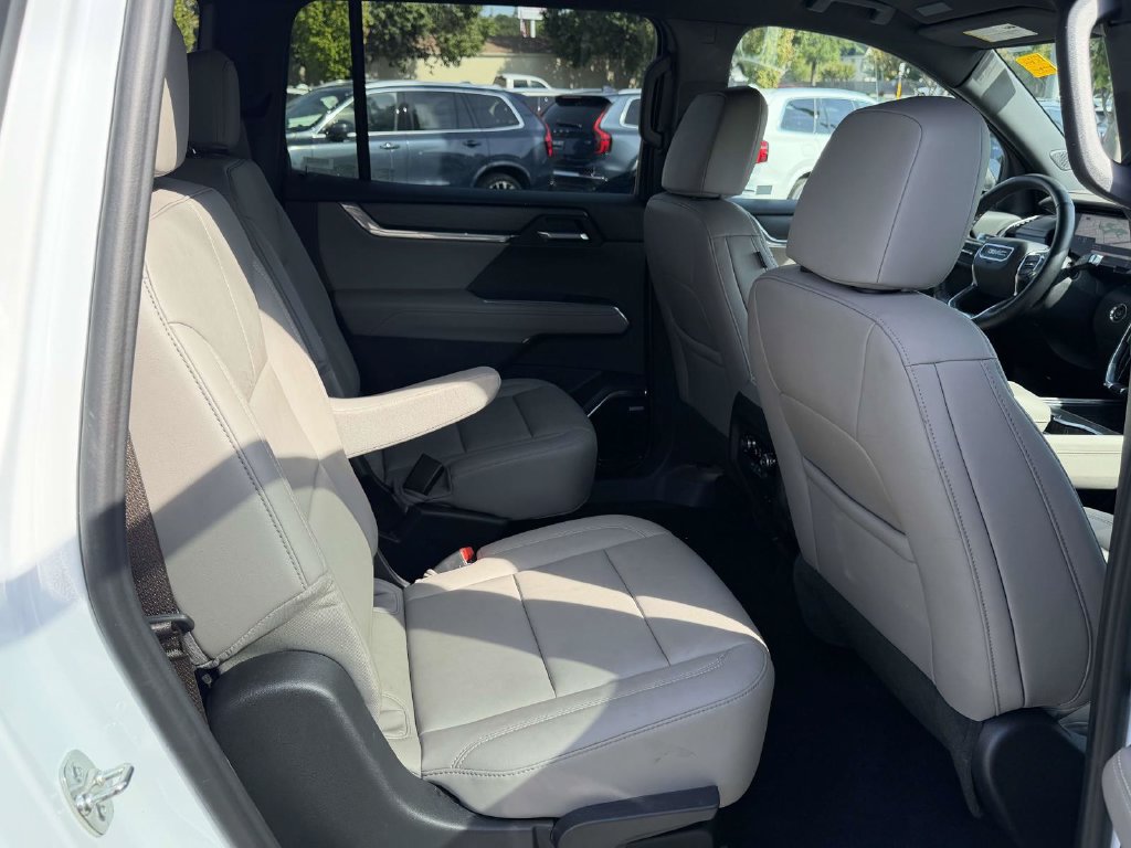 Used 2026 GMC Acadia Elevation w/ Elevation Premium Package FWD image 13