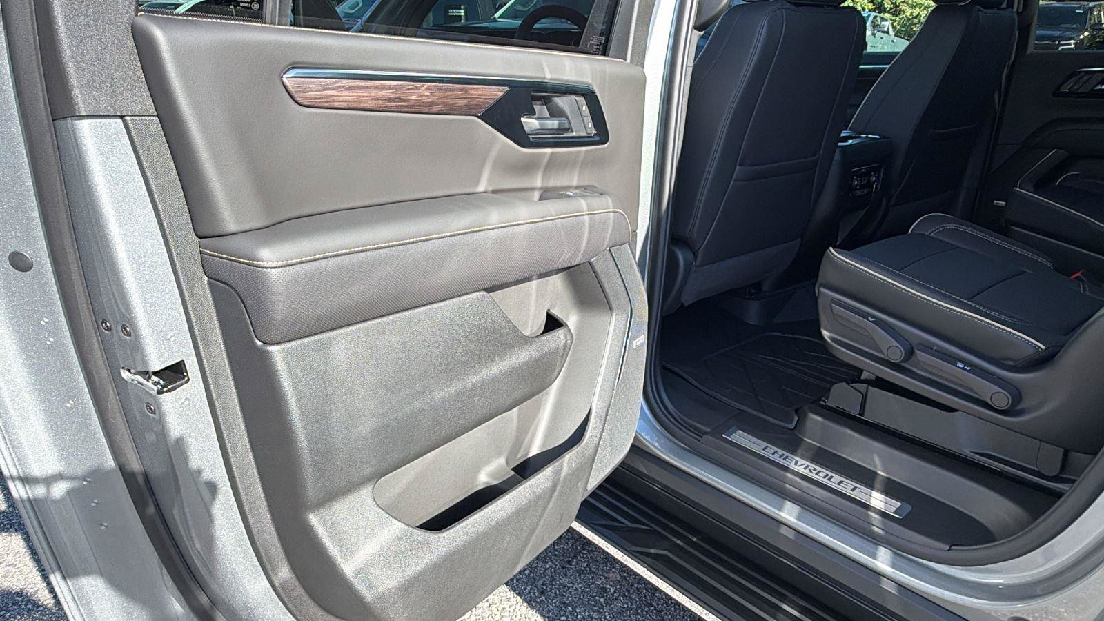 New 2026 Chevrolet Suburban Premier w/ Sun And Tow Package AWD/4WD image 17