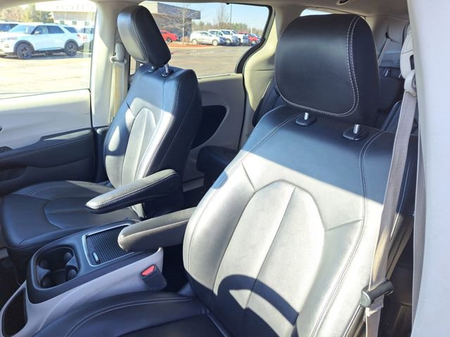 Used 2024 Chrysler Pacifica Touring-L image 7