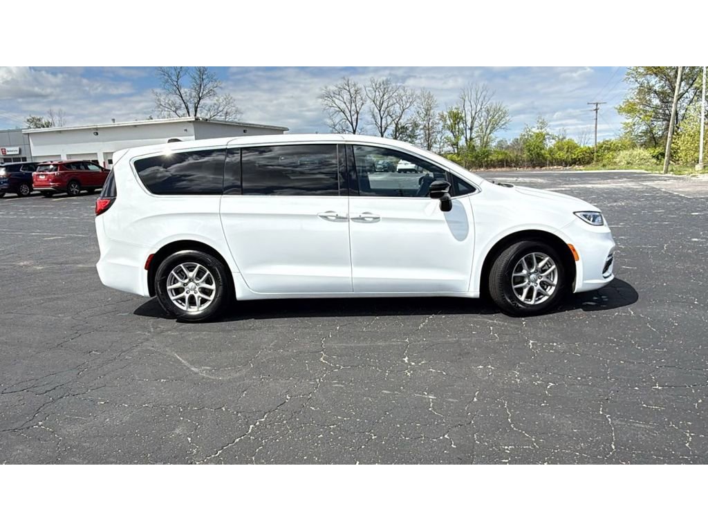 Used 2025 Chrysler Pacifica Select FWD image 9