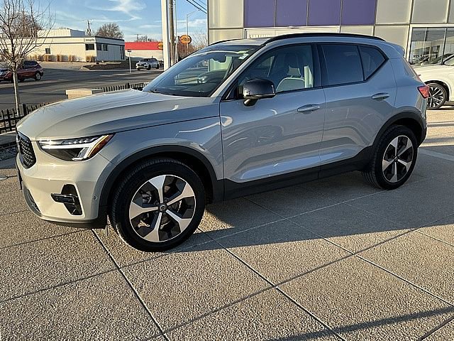 Used 2025 Volvo XC40 B5 Plus image 11