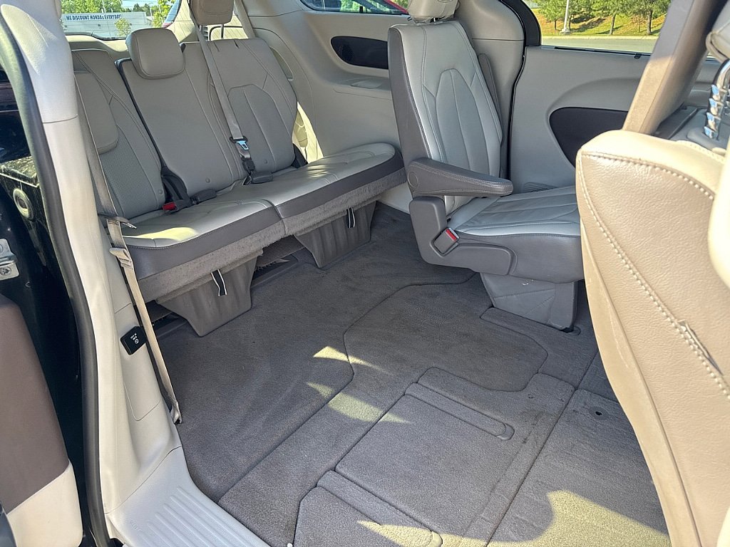 Used 2017 Chrysler Pacifica Touring-L Plus w/ Tire & Wheel Group FWD image 23