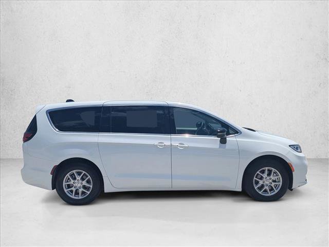 Used 2024 Chrysler Pacifica Touring-L FWD image 4