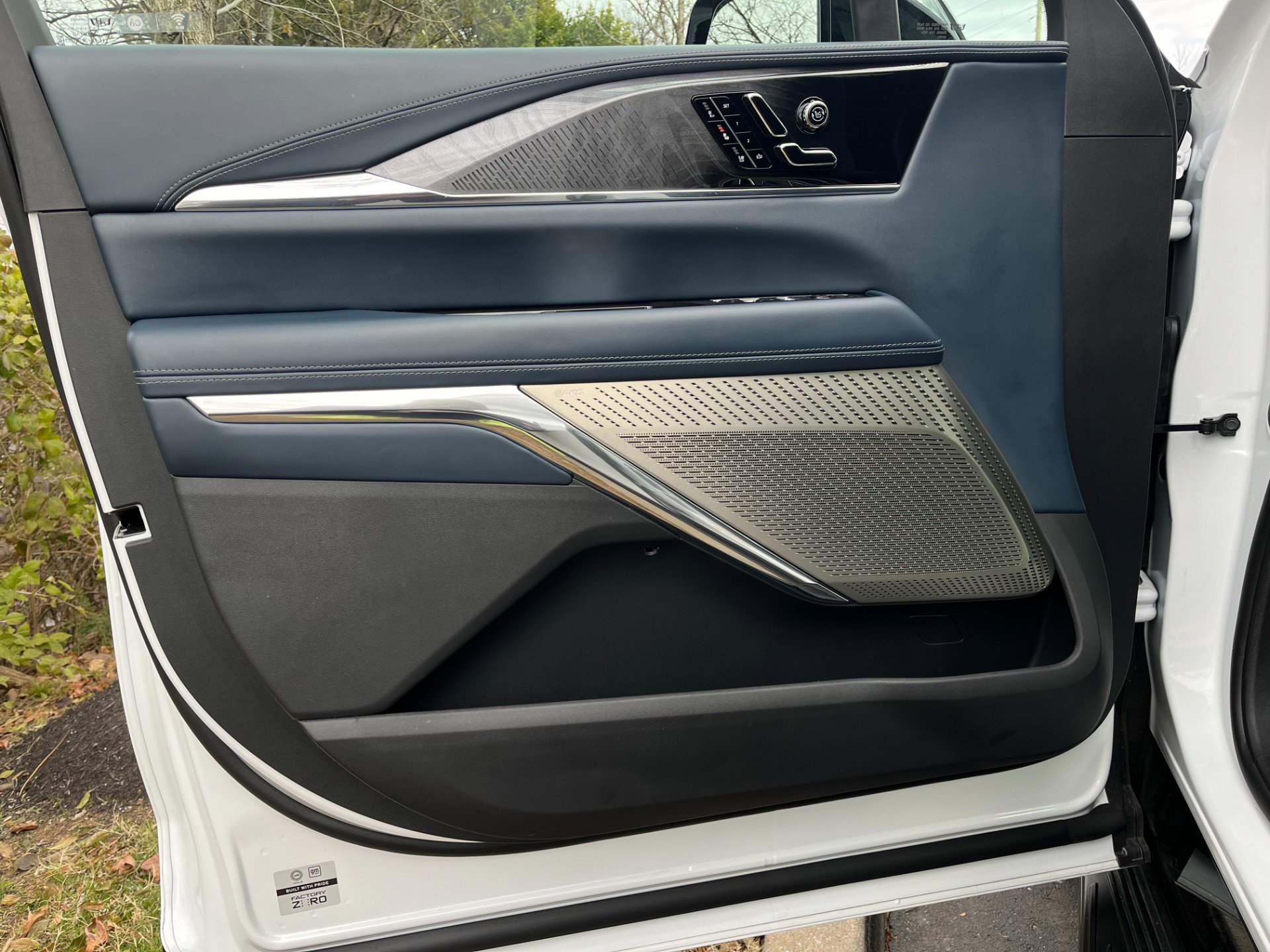 Used 2025 Cadillac Escalade IQ Luxury 2 image 28