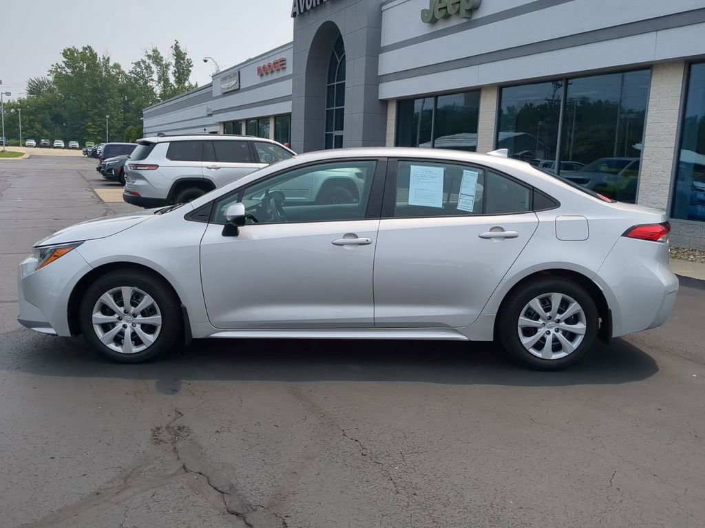 Used 2022 Toyota Corolla LE image 3