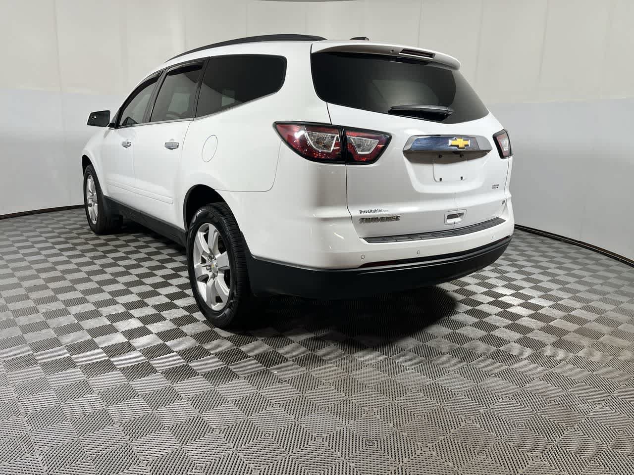 Used 2017 Chevrolet Traverse LT w/ Style and Technology Package FWD image 6