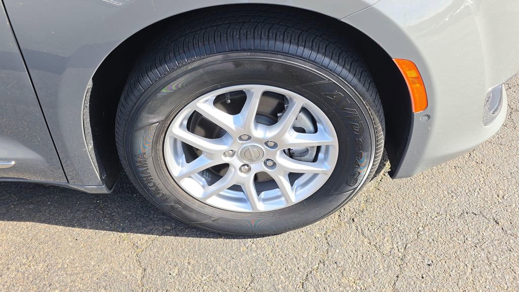 Used 2020 Chrysler Pacifica Touring-L image 8