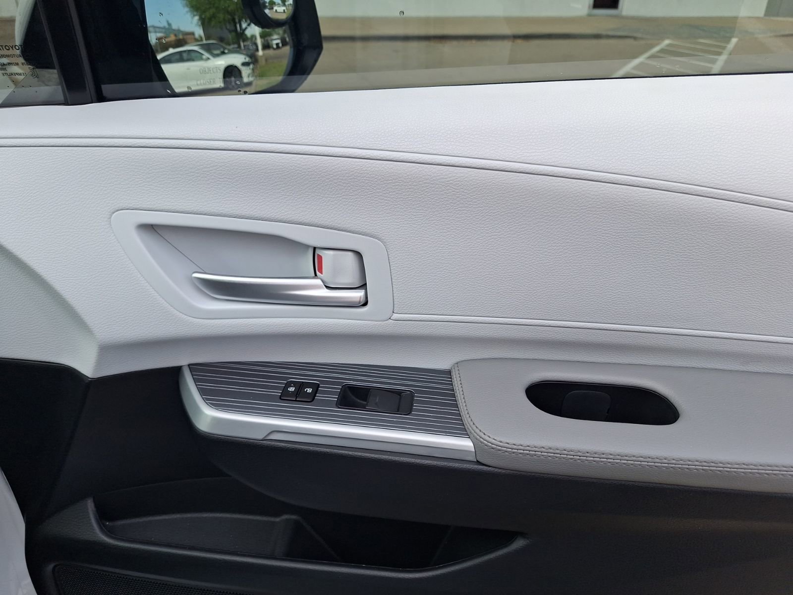 Used 2025 Toyota Sienna XLE image 36