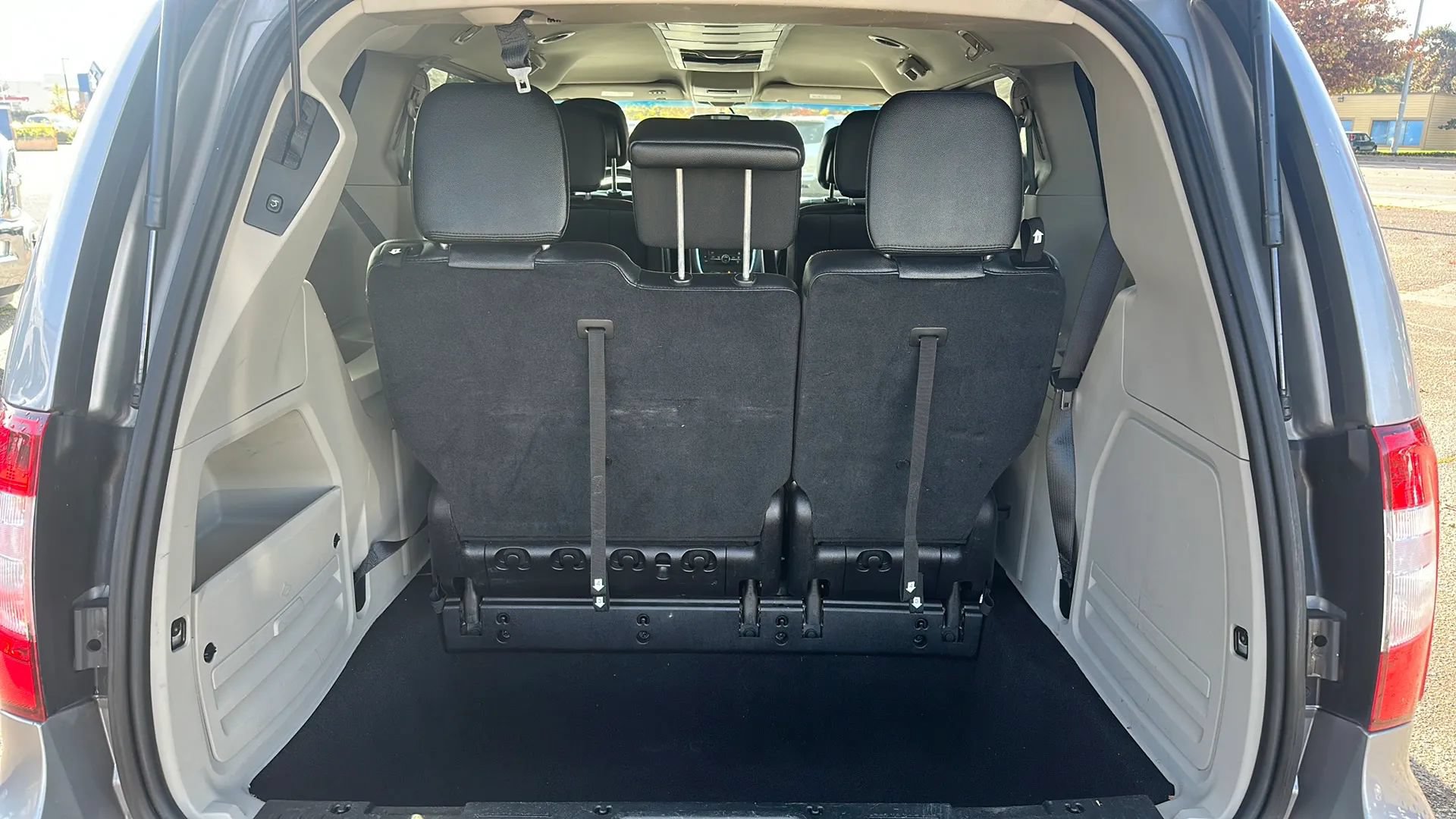 Used 2016 Chrysler Town & Country Touring FWD image 13