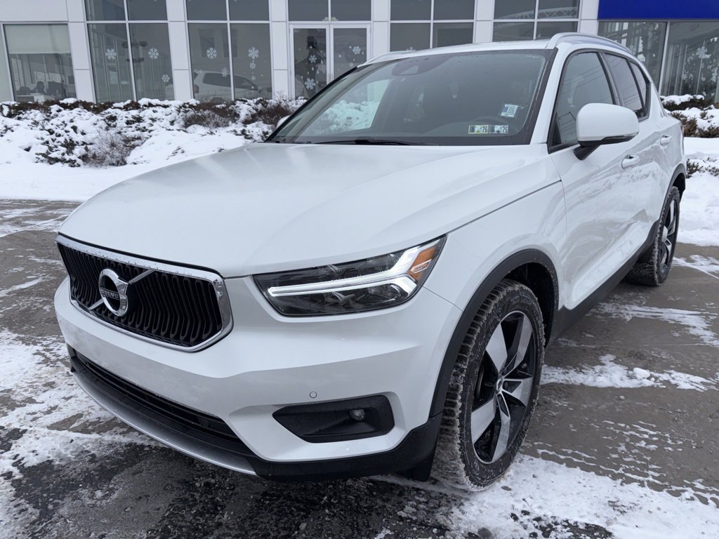 Used 2021 Volvo XC40 T5 Momentum w/ Premium Package image 2