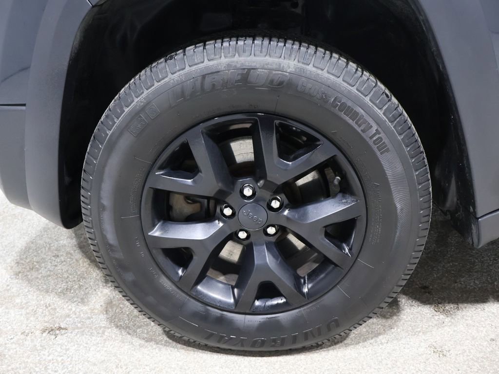 Used 2017 Jeep Cherokee Trailhawk w/ Cold Weather Group image 9