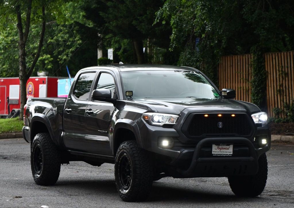 Used 2017 Toyota Tacoma TRD Sport image 3