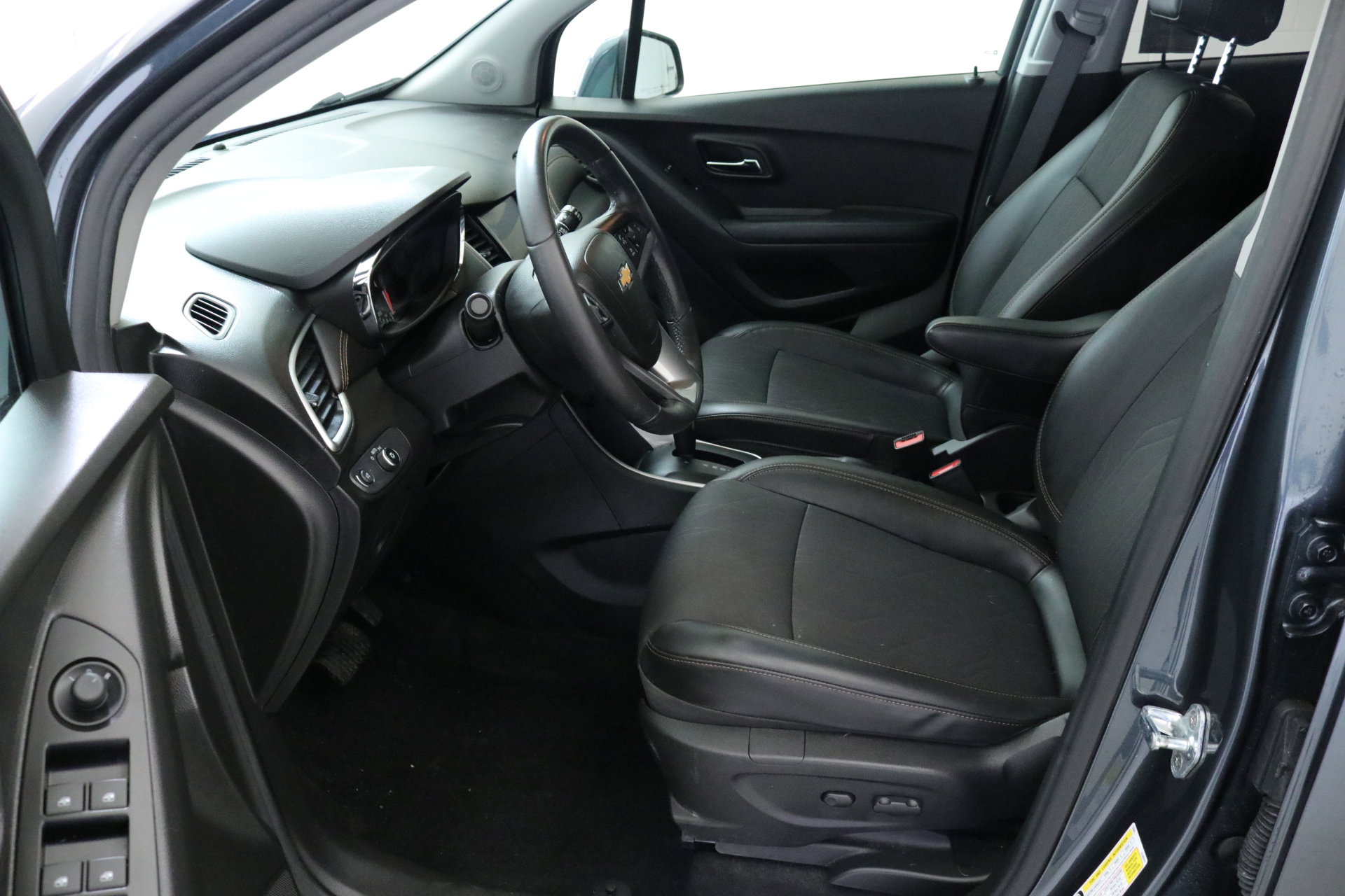 Certified 2022 Chevrolet Trax LT w/ LT Convenience Package image 26