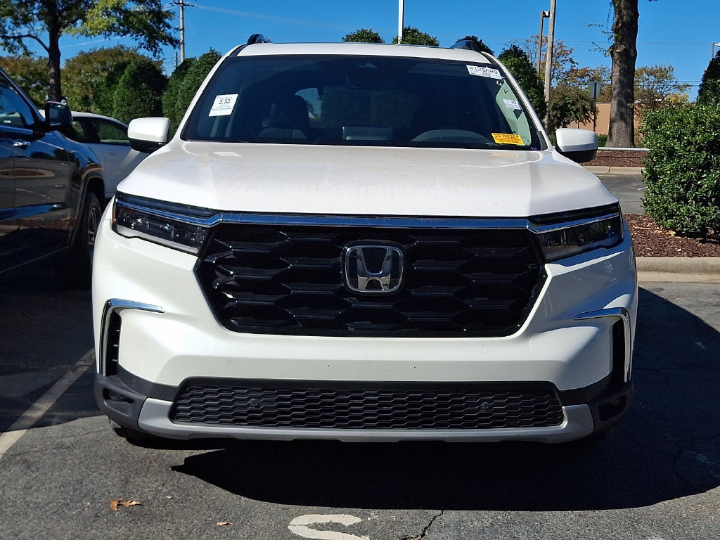 Used 2025 Honda Pilot Touring image 2