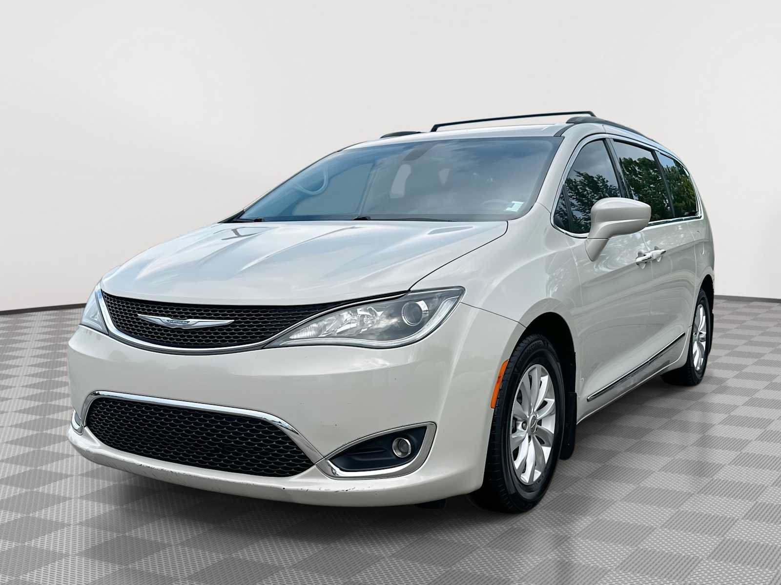 Used 2017 Chrysler Pacifica Touring-L FWD image 1