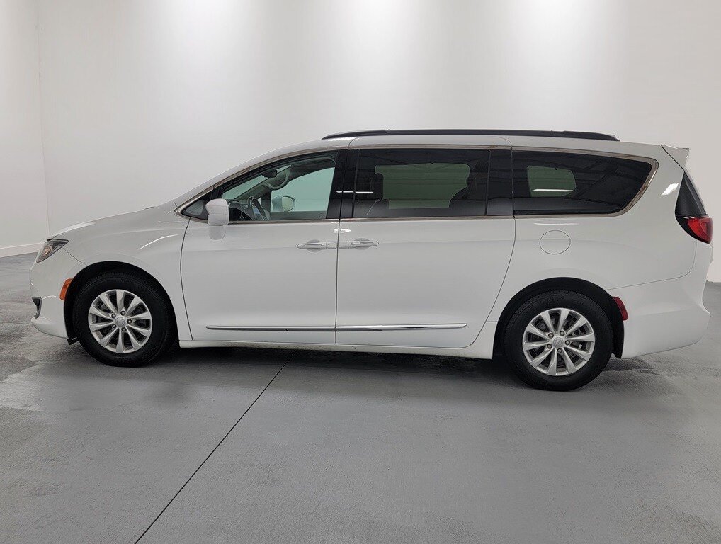 Used 2017 Chrysler Pacifica Touring-L FWD image 5
