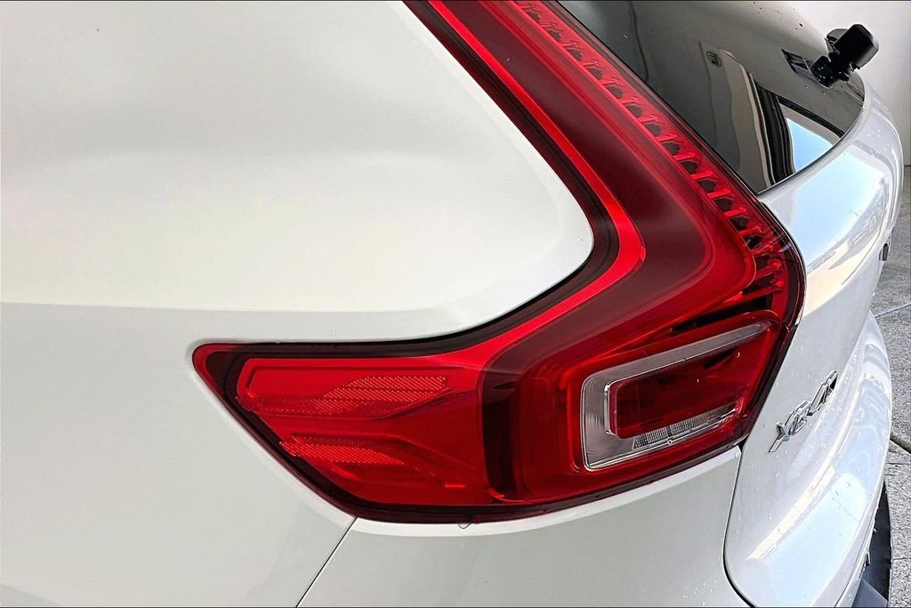 Certified 2025 Volvo XC40 B5 Plus image 41