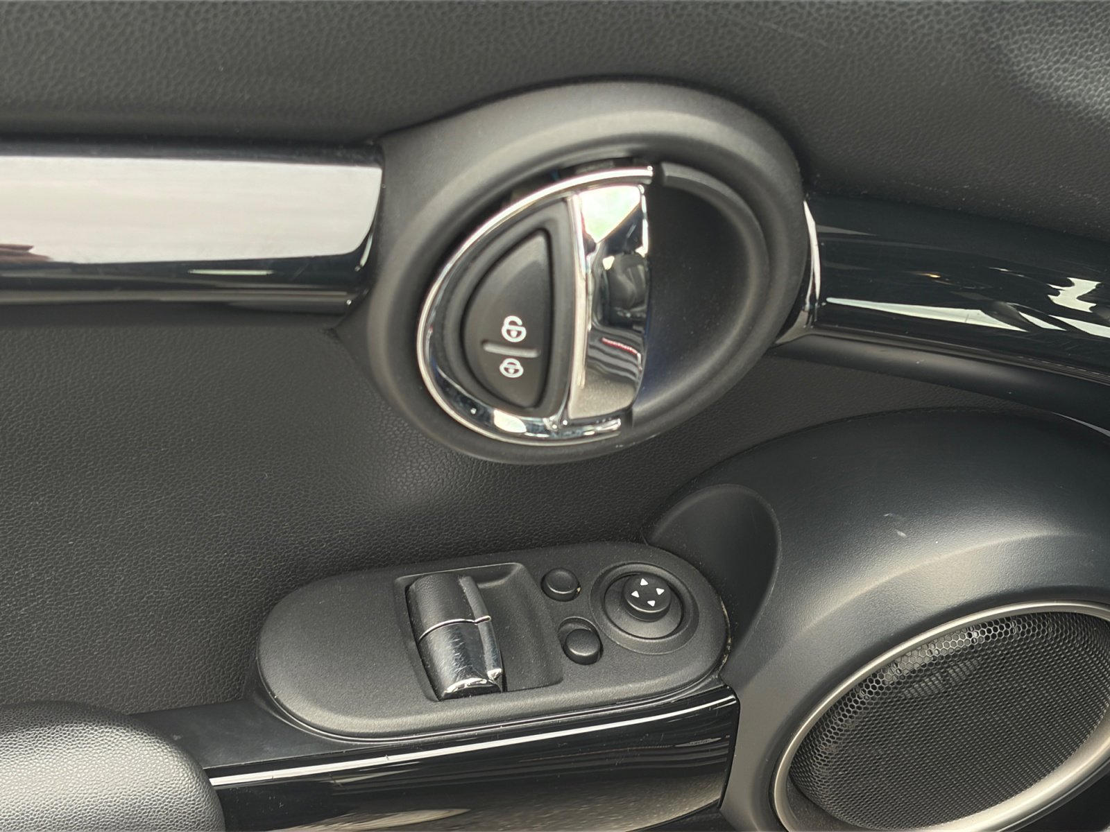 Used 2015 MINI Cooper 2-Door Hardtop image 15