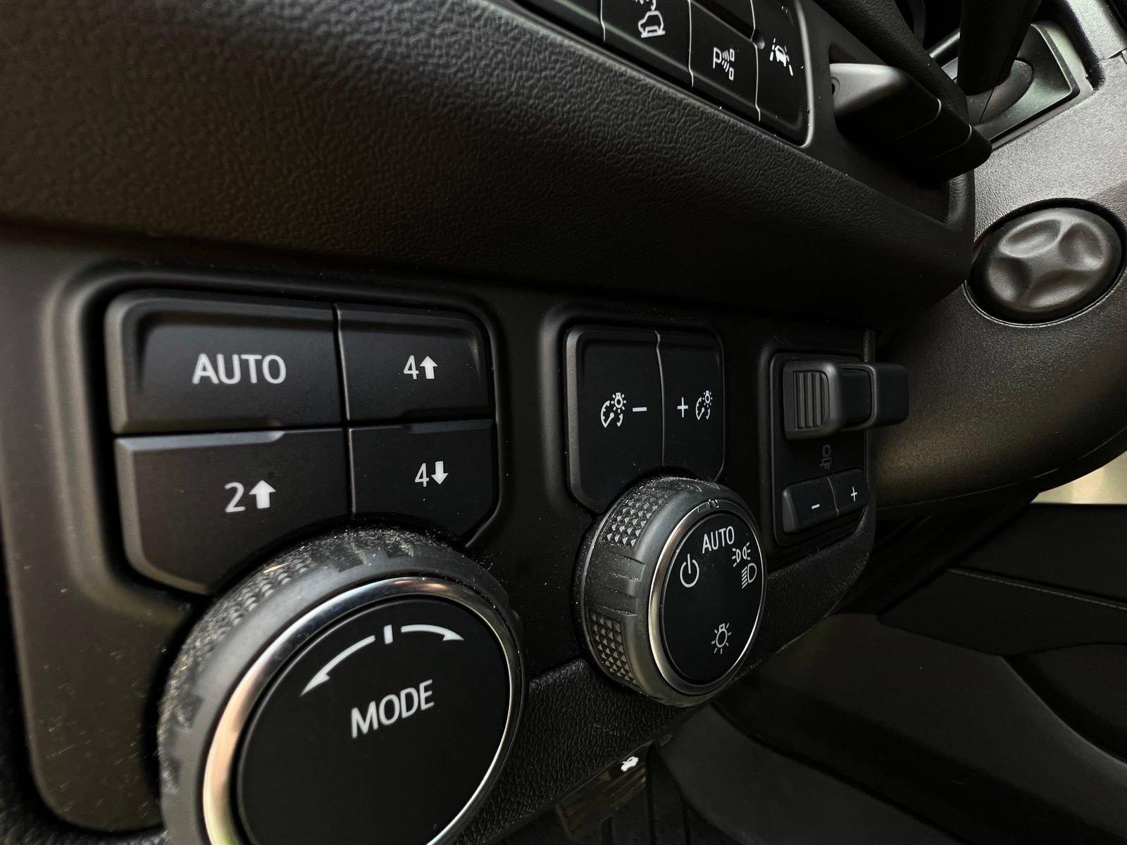 Used 2023 Chevrolet Tahoe Premier w/ Advanced Technology Package AWD/4WD image 33
