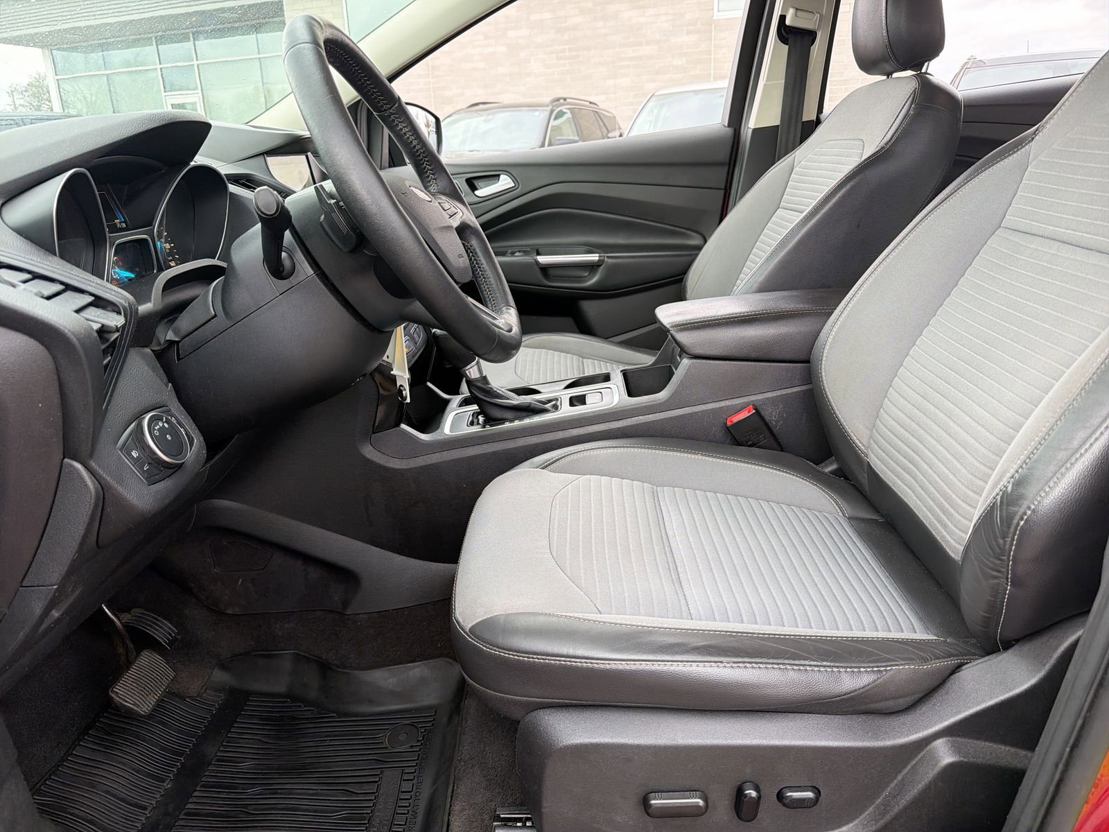 Used 2018 Ford Escape SE w/ SE Sport Appearance Package image 14