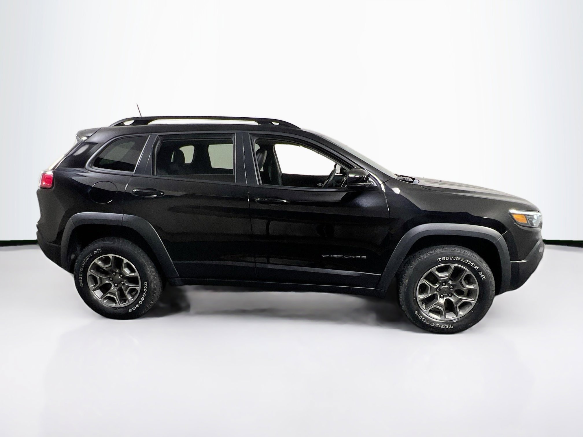 Used 2022 Jeep Cherokee Trailhawk w/ Technology Group B AWD/4WD image 4